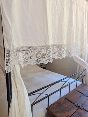 Dettaglio pizzo del letto a baldacchino in lino con cassapanca — camera Gigante di Fiandra, Poggio al Coniglio Suvereto