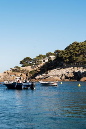 beautiful-view-with-boats-min